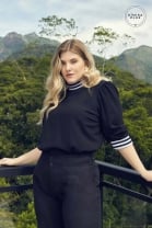 Conjunto Plus Size de Calça Preta e Blusa de Gola Alta Listrada