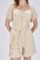 Macaquinho Ziper Frontal Bordado Bege