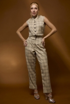 Macacão Xadrez Bege com Botões Frontais