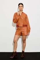 Conjunto de Short e Jaqueta em Couro Marrom