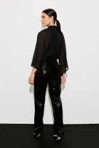 Conjunto de Calça em Couro e Blusa Preta