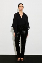 Conjunto de Calça em Couro e Blusa Preta