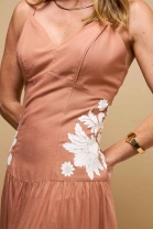 Vestido Longo com Bordado Lateral Mocha Mousse