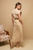 Conjunto de Saia com Fenda Frontal e Camisa Bege