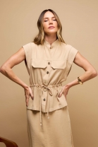 Conjunto de Saia com Fenda Frontal e Camisa Bege