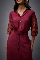 Conjunto de Saia e Camisa Bordada Vinho