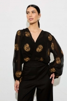 Macacão com Decote V Bordado Preto