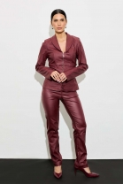 Conjunto de Calça e Jaqueta em Couro Vinho