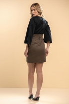 Vestido Curto Estampa Quadriculada e Detalhes em Couro