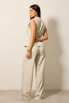 Conjunto de Calça e Blusa em Decote V Cru