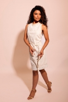 Vestido Curto Cavado com Cinto Laise Off White