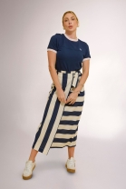 Conjunto de Saia Listrada e Blusa Azul Marinho