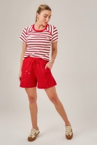 Conjunto de Short Vermelho e Blusa Listrada