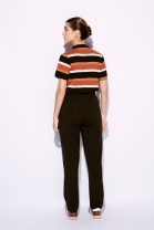 Conjunto de Calça Preta e Blusa Listrada