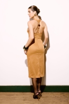 Vestido Mídi com Decote Reto Caramelo