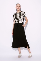 Conjunto de Saia Mídi Preta e T-shirt Listrada