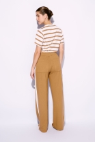 Conjunto de Calça Caramelo e T-shirt Listrada