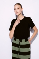 Conjunto de Saia Listrada e Blusa Preta