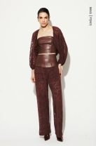 CONJUNTO DE CALÇA E CROPPED MARROM DE RENDA E COURO ECO