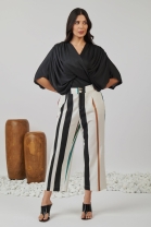 Conjunto de Calça Listrada e Blusa Preta