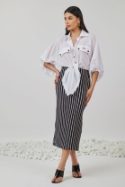 Conjunto de Saia Midi Listarda e Camisa Branca