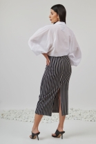 Conjunto de Saia Midi Listarda e Camisa Branca