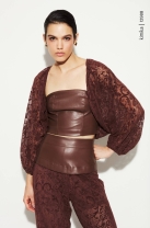 Conjunto de Calça e Cropped de Renda e Couro Marrom